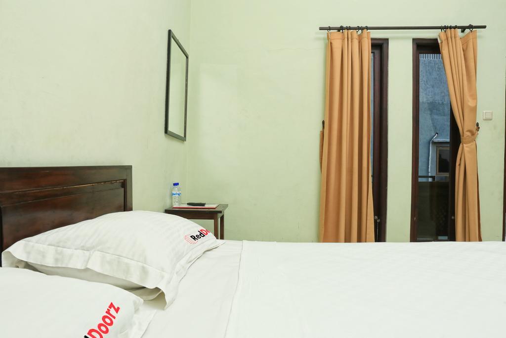 Reddoorz @ Mataram Kuta 3 Hotel Екстериор снимка
