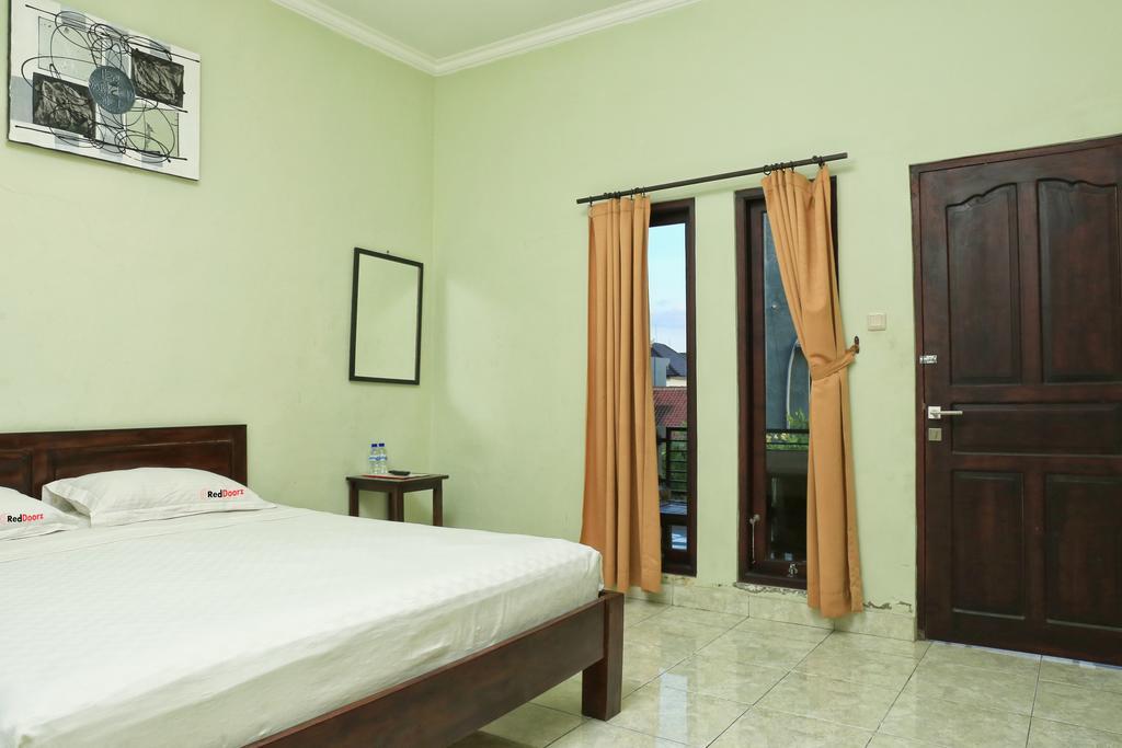 Reddoorz @ Mataram Kuta 3 Hotel Екстериор снимка